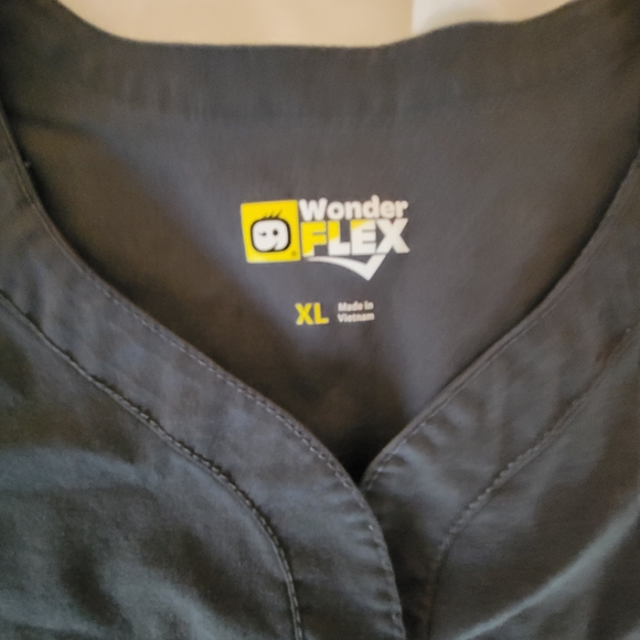 WonderWink Dark Gray X-Large Scrub Set with Green Accents. - Picture 3 of 7